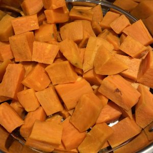Cubes de patate douce à la vapeur